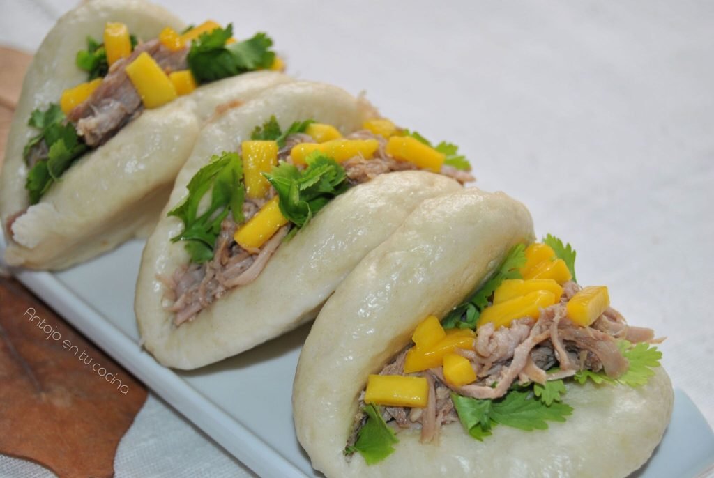 Guao bao con cerdo desmechado y mango