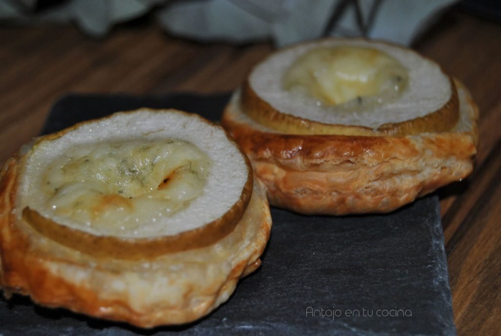 Canapé de hojaldre con pera y queso gorgonzola