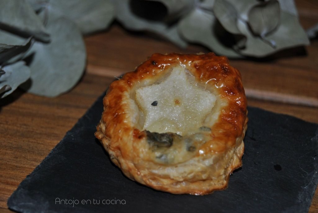 Canapé de hojaldre con pera y queso gorgonzola