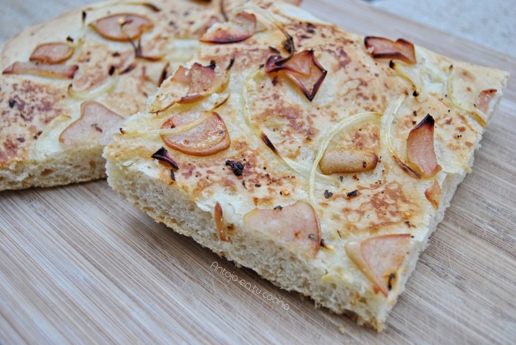 Focaccia de pera y cebolla con escamas de guindilla