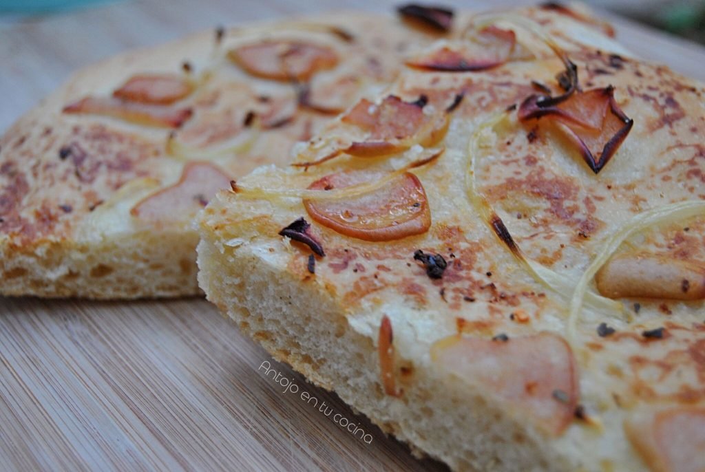 Focaccia de pera y cebolla con escamas de guindilla