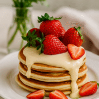 Tortitas americanas con fresas y chocolate blanco