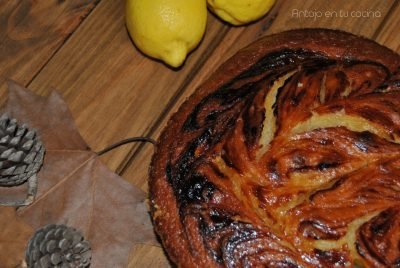 Bizcocho fácil de yogur con crema de limón ¡sin pesar ingredientes!