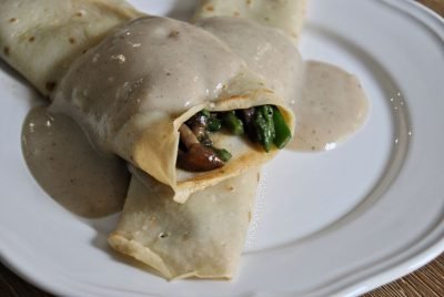 Crepes de champiñones y espárragos con salsa bechamel ligera {sin lactosa}