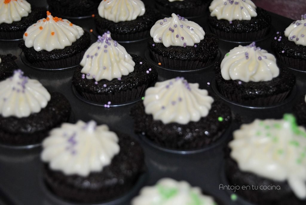 Mini cupcakes de cerveza guiness con buttercream de queso crema