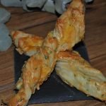 Palitos de hojaldre con queso y wasabi