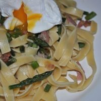 Pasta con jamón serrano, espárragos y huevo poché