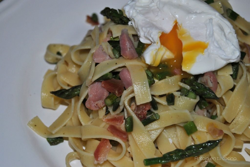 Pasta con jamón serrano, espárragos y huevo poché