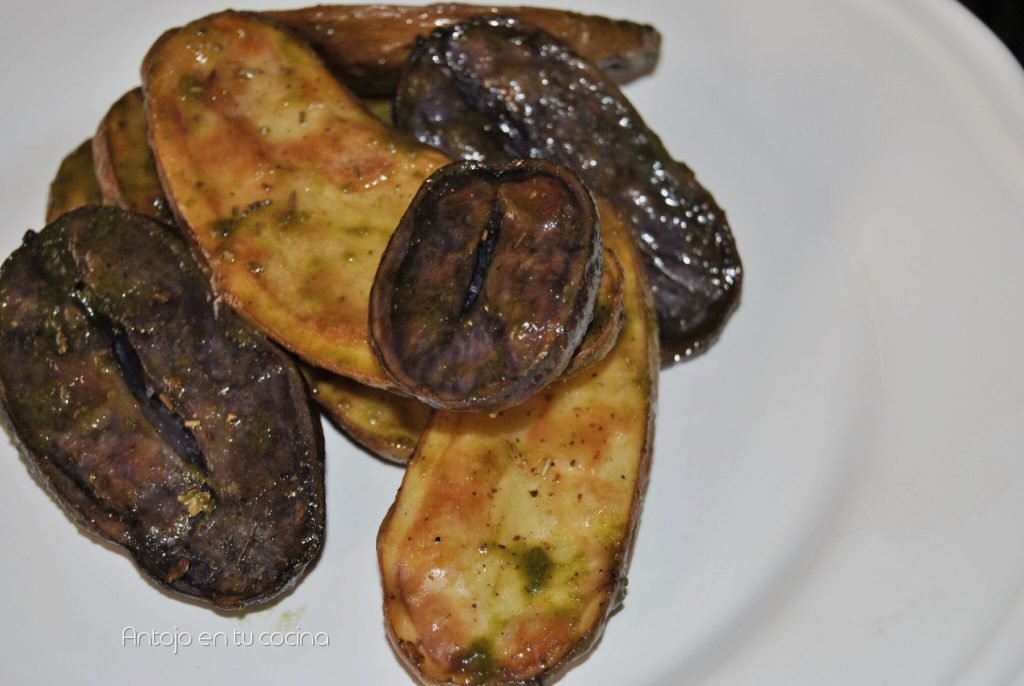 Ensalada de patatas tricolor asadas con pesto de pistachos