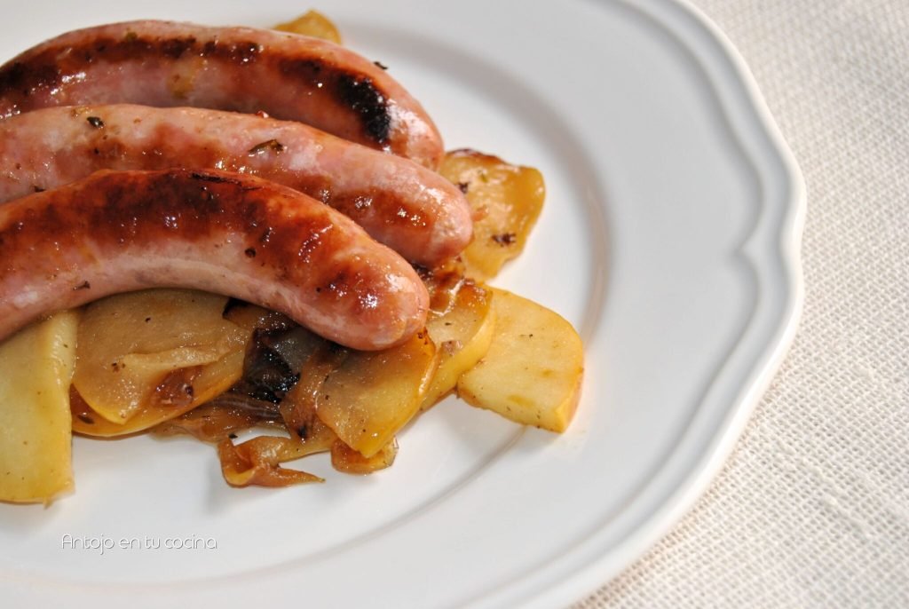 Salchichas frescas con manzana
