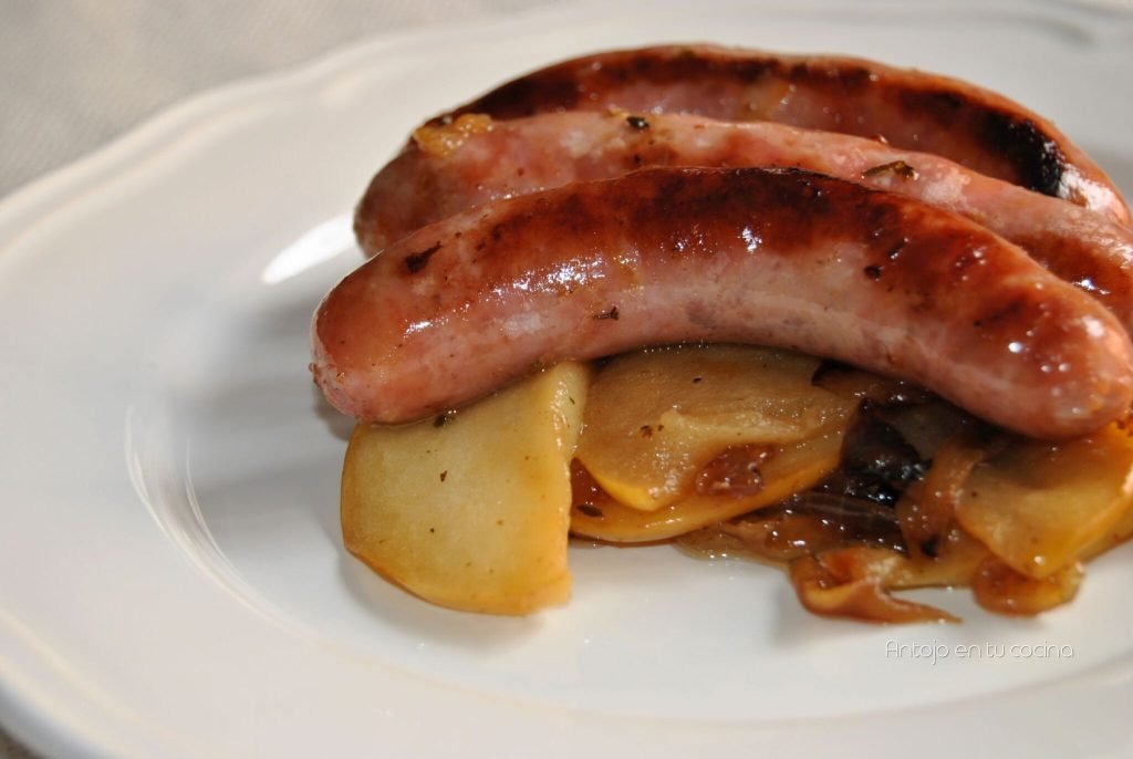 Salchichas frescas con manzana