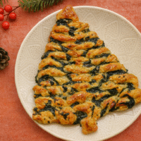 Árbol de navidad de hojaldre con espinacas y queso. Aperitivo fácil