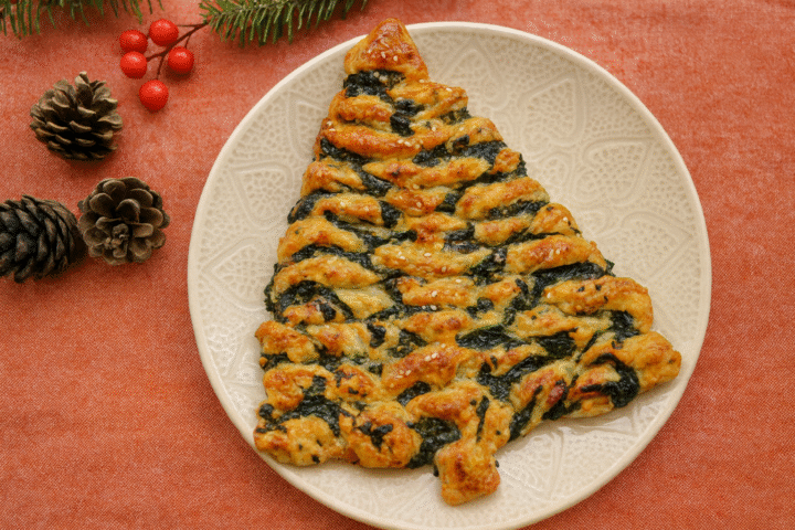 Árbol de navidad de hojaldre con espinacas y queso. Aperitivo fácil