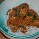 Albóndigas de pollo al curry rojo en olla lenta