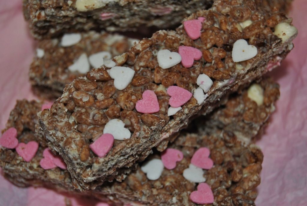 Barritas de arroz inflado con nubes y dos chocolates