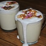 Chocolate blanco a la taza con nubes quemadas casero