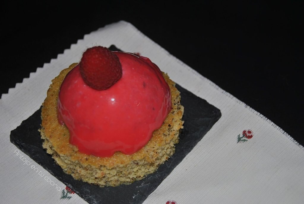 Semiesferas de frutos rojos y bizcocho de pistacho con glaseado espejo