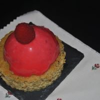 Semiesferas de frutos rojos y bizcocho de pistacho con glaseado espejo