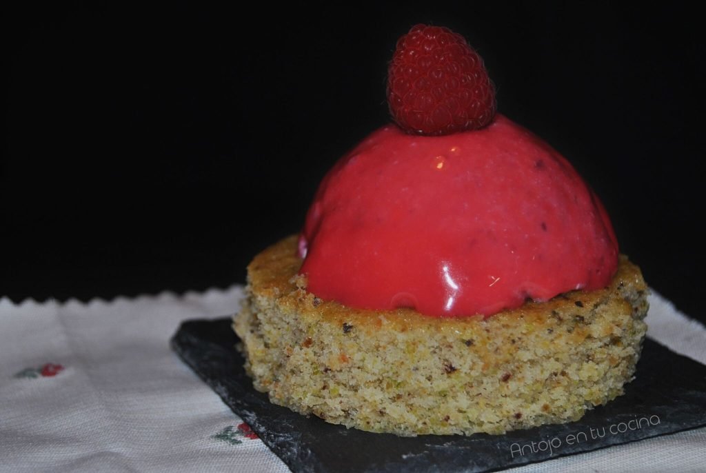 Semiesferas de frutos rojos y bizcocho de pistacho con glaseado espejo