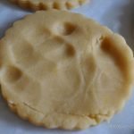 huella de bebé en galletas caseras de limón