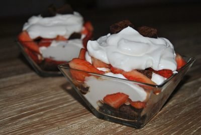 Trifle de brownie, fresas y nata. POSTRE FÁCIL Y RÁPIDO