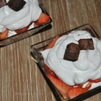 Trifle de brownie, fresas y nata