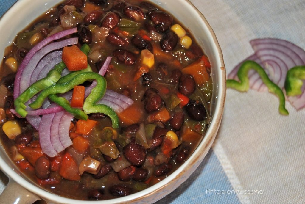 Alubias negras guisadas con verduras en olla lenta