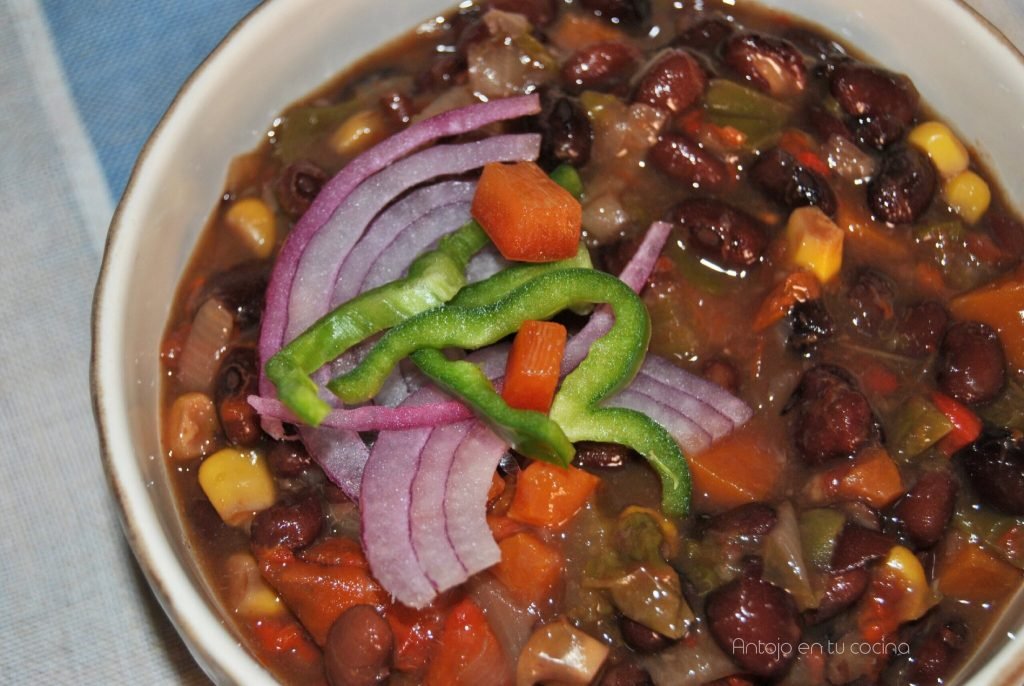 Alubias negras guisadas con verduras en olla lenta