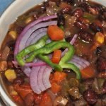 Alubias negras guisadas con verduras en olla lenta