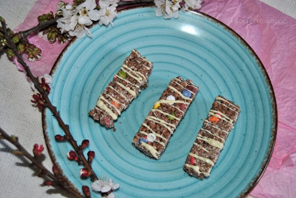 Barritas de arroz inflado con chocolate y lacasitos
