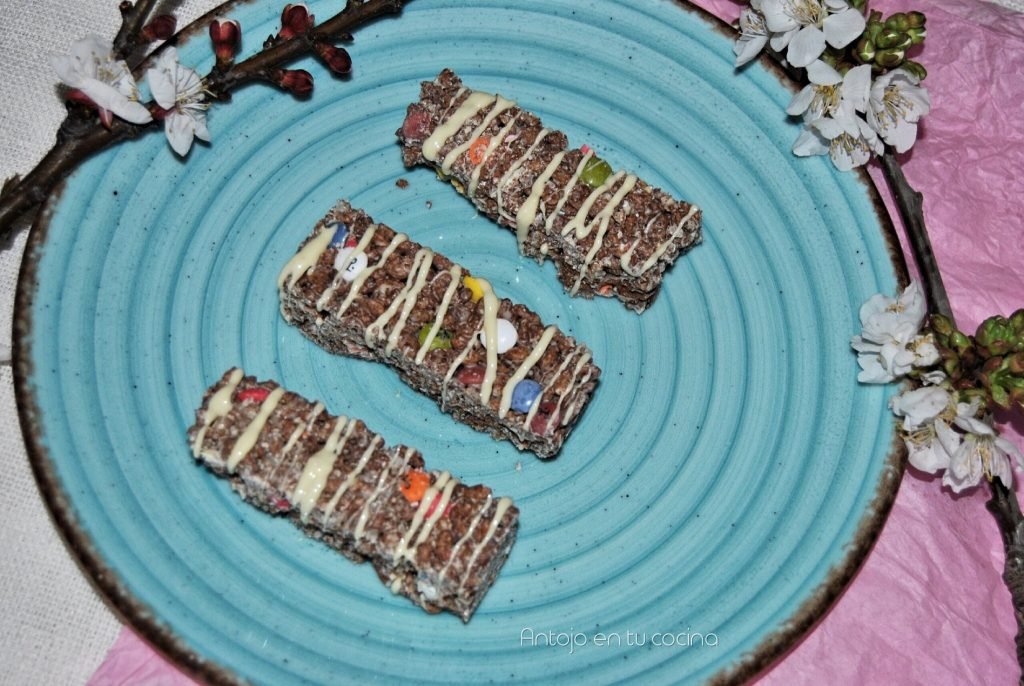 Barritas de arroz inflado con chocolate y lacasitos