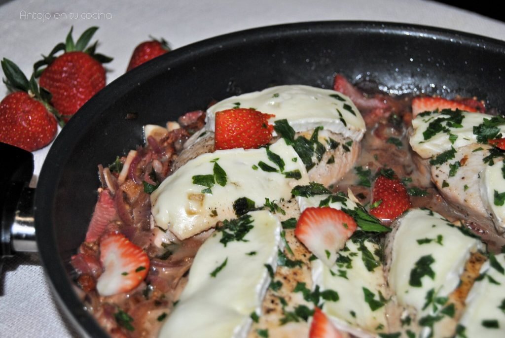 Pechugas de pollo con salsa de fresas y vino