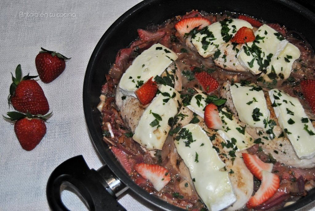 Pechugas de pollo con salsa de fresas y vino