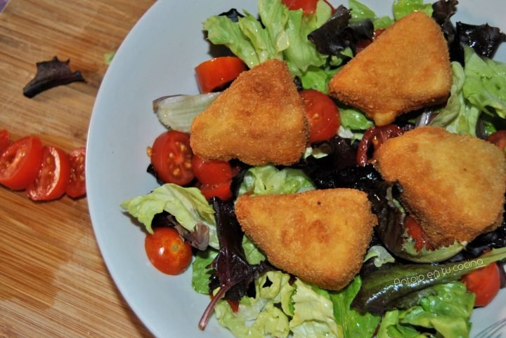 Ensalada con queso frito rebozado