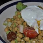 ensalada fría de garbanzos con pulpo, aguacate y huevo pochado