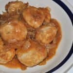 guiso de albóndigas de pollo en salsa de cerveza