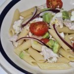 ensalada de pasta con pollo y aguacate