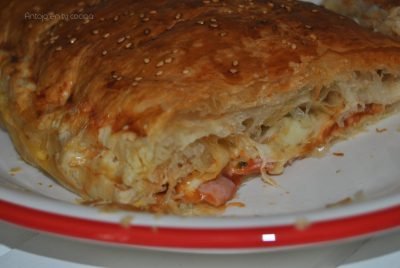 Empanada de hojaldre con jamón york y queso