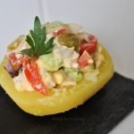 patatas frías rellenas de ensalada de pollo