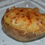patata asada rellena de pollo y gratinada