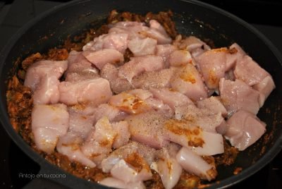 pochar cebolla y agregar el pollo y las especias. Cocinarlo en una sartén hasta que esté dorado