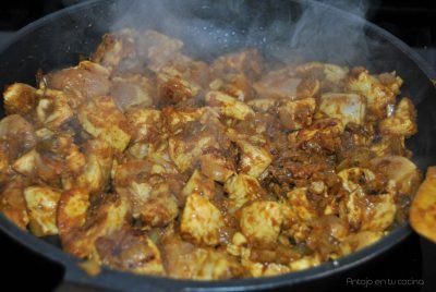pochar cebolla y agregar el pollo y las especias. Cocinarlo en una sartén hasta que esté dorado