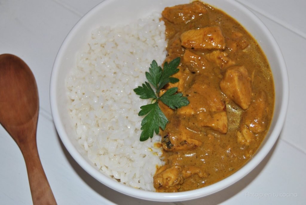 Pollo con arroz al curry con leche de coco