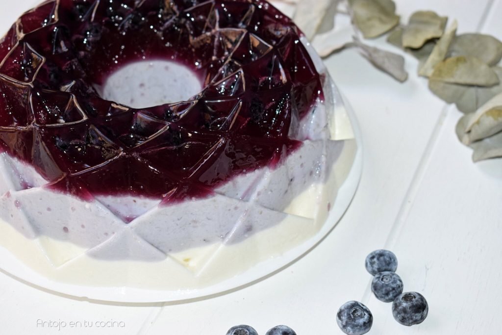 Pastel de gelatina con fruta y yogur,