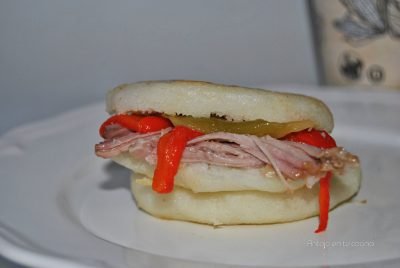 Arepas con cerdo desmechado y pimiento asado