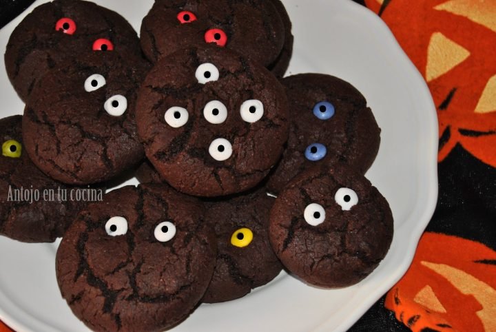 galletas de chocolate con ojos para halloween