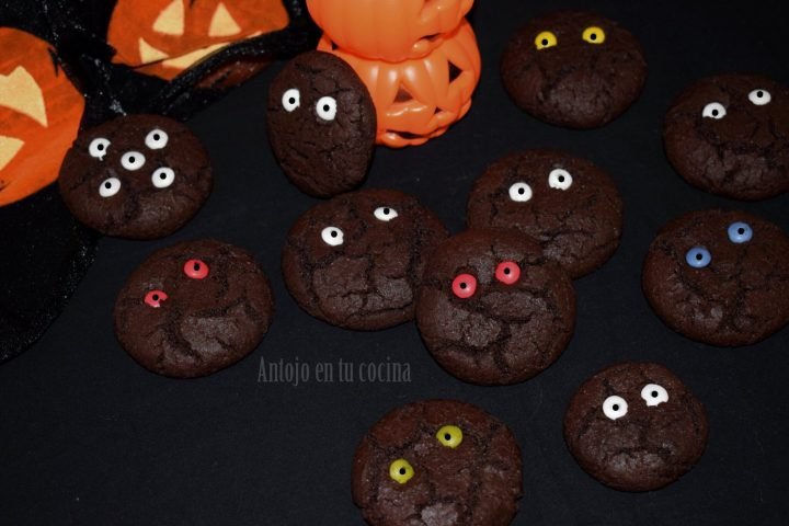 galletas de chocolate con ojos para halloween