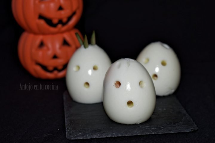 fantasmas de Halloween con huevo duro