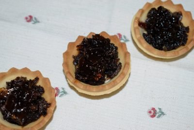 canapé de cebolla caramelizada y morcilla.