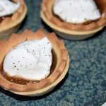 tartaletas de mermelada con queso crema. Canapé frío para comer con las manos